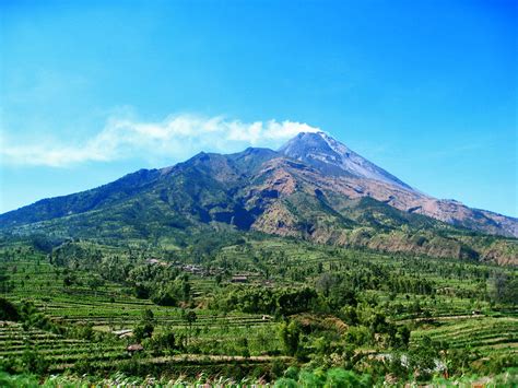 The Story of Gunung Merapi!  A Tale of Fire, Sacrifice, and Forbidden Love That Will Leave You Breathless